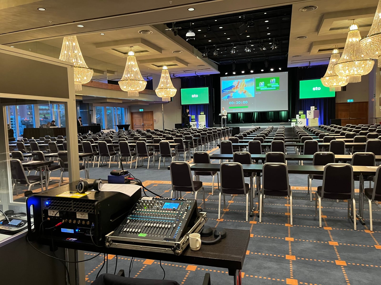 Konferansesal rigget av Dal Media med LED-skjermer på scenen