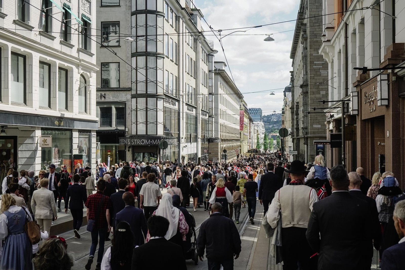 Folkefylt handlegate i Oslo sentrum