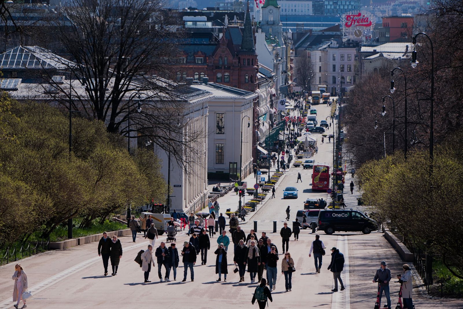 Karl Johans gate i sol med folkemengde